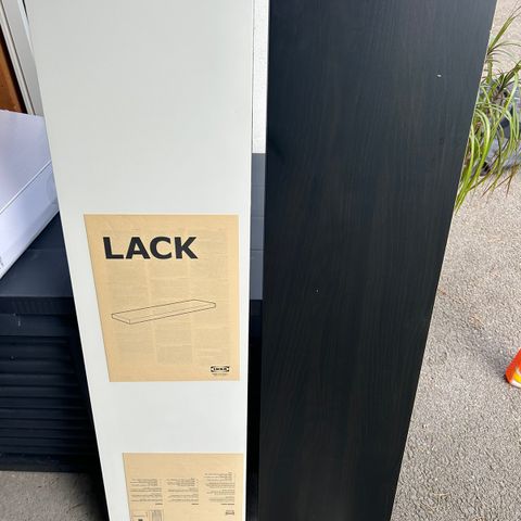 Hvit og brunsvart Lack vegghylle fra IKEA