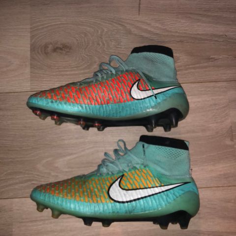 Nike Magista