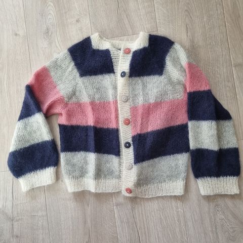 Hjemmestrikket ulljakke til barn, modell Sorbet cardigan