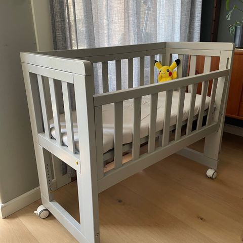 Troll Oslo bedside crib