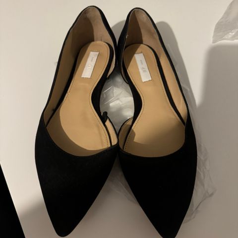 H&M shoes, each 50 NOK. Selling due to moving out