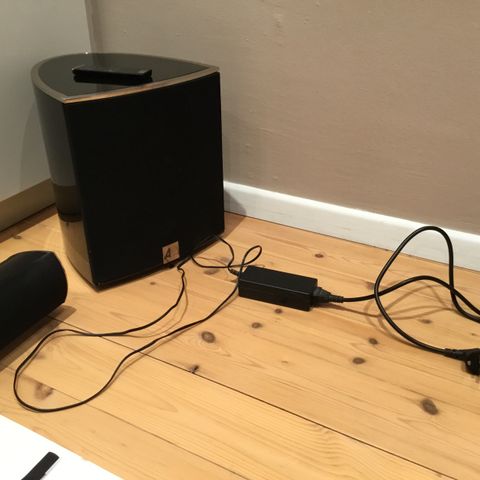 ARVANI  LYD PLANKE  MED  SUBWOOFER  ,OG  FJERNKONTROLL.