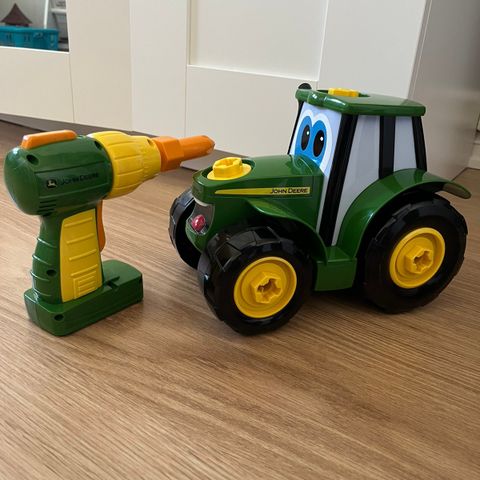John Deere traktor med batteridrevet drill