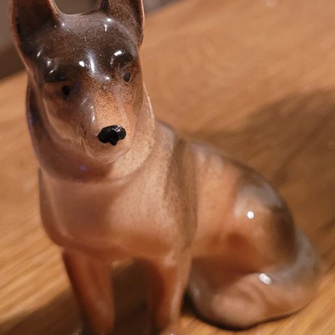 Porselensfigur av en Schäferhund