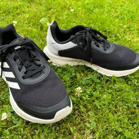 Adidas sko str. 35