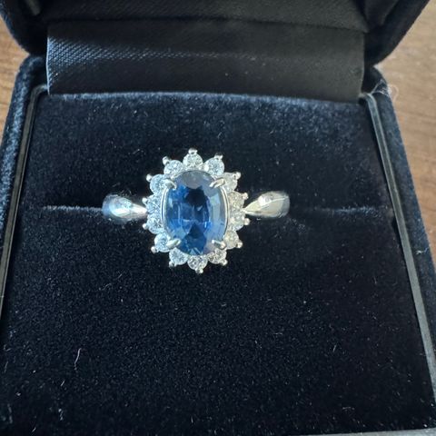 Ring med 0.80 karat safir og 0.27 karat diamanter