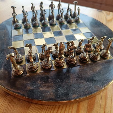 Lite rundt sjakkspill med metallbrikker