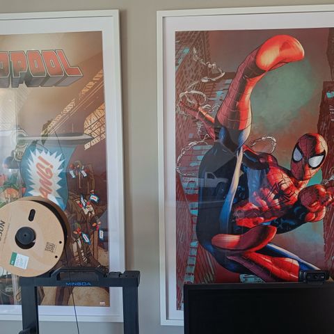 Deadpool & Spider man poster i ramme.