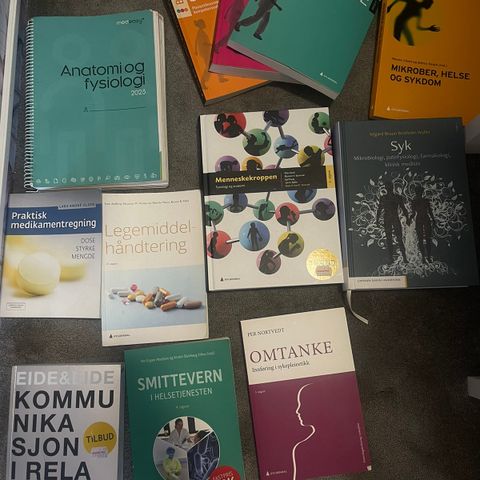 Pensum bøker til Sykepleie (Helt nye).