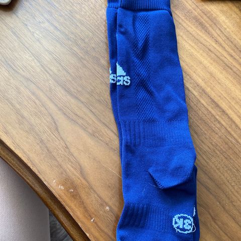 Adidas fotballstrømpe, nye. Nike, litt brukt. Ca str 30. kr 80