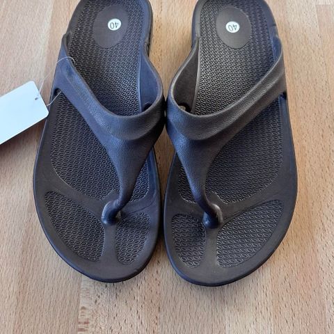 HELT NYE BRUNE SKLISIKRE STRAND SLEEPERS / FLIP FLOPS, STR. 40