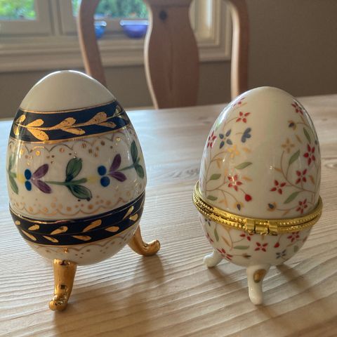 2 flotte eggholdere  i porselen