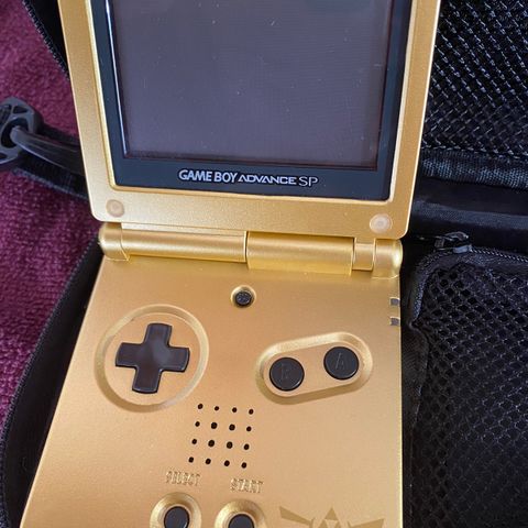 GBA SP i Zelda motif selges m/ etui.