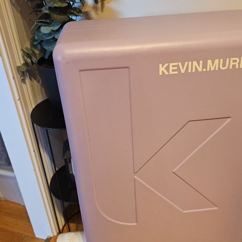 Kevin murphy produkthylle og stor utstillings produkt.