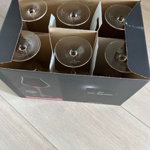 Nydelig 4 hvit vin og 4 rød vin salges