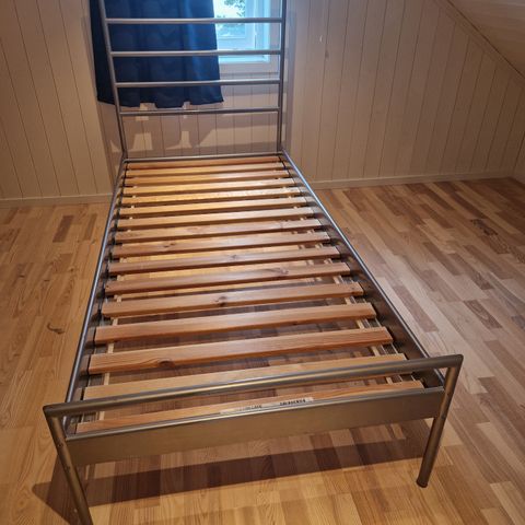 Ikea-seng med gavl og bunn. Demontert. Enkel å sette sammen.
