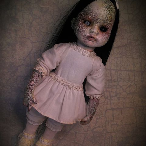 Halloween creepy skummel dukke
