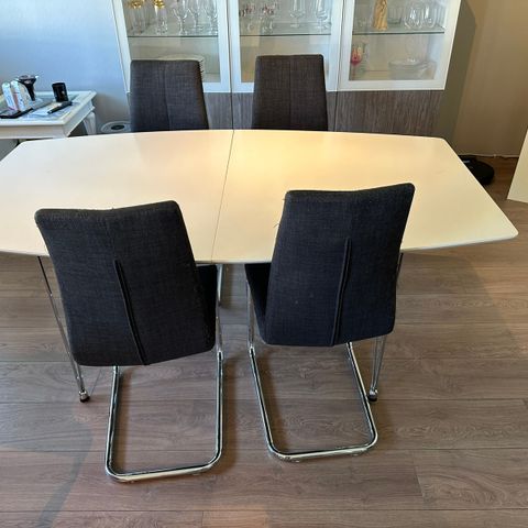 Spisebord med 4 Stoler og 2 klaffer