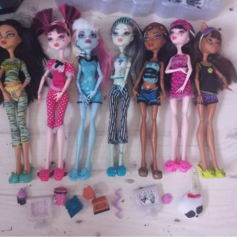 Monster High dukker ØNSKES KJØPT 🧁🖤