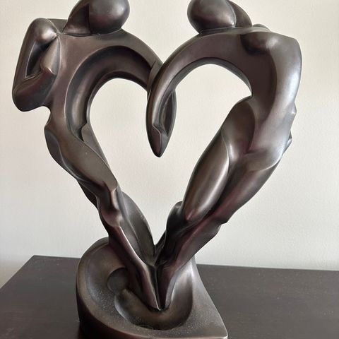 Austin skulptur selges // to mennesker formet som et hjerte