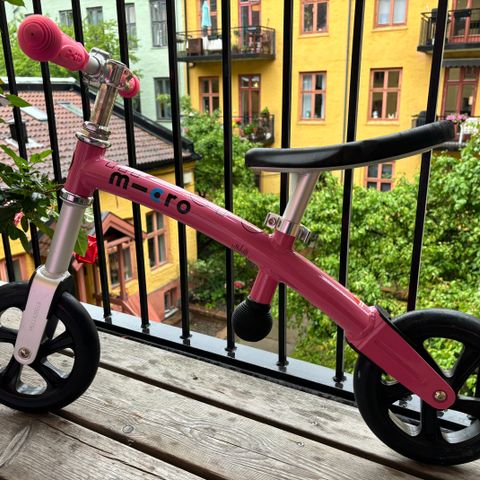 Micro G Bike rosa balansesykkel og Micro PC lilla hjelm
