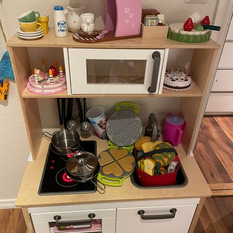 IKEA leke kjøkken med innhold
