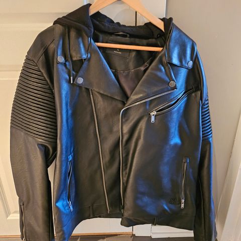 Imitert skinn biker jakke med hette (XL)