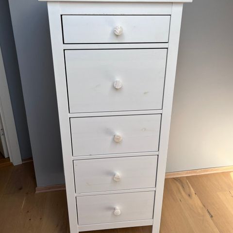 Hemnes kommode med 5 skuffer fra IKEA - hvit