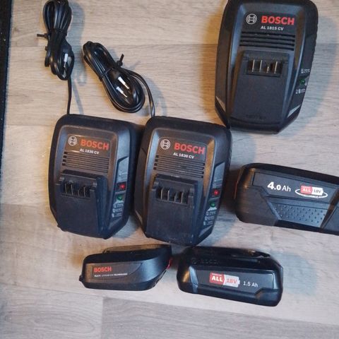 Bosch ladere og  3 stk batterier selges.