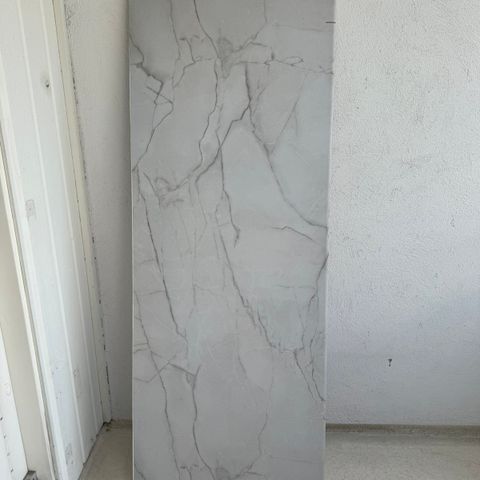 Strøken benkeplate fra Sigdal  (grå marmor look)