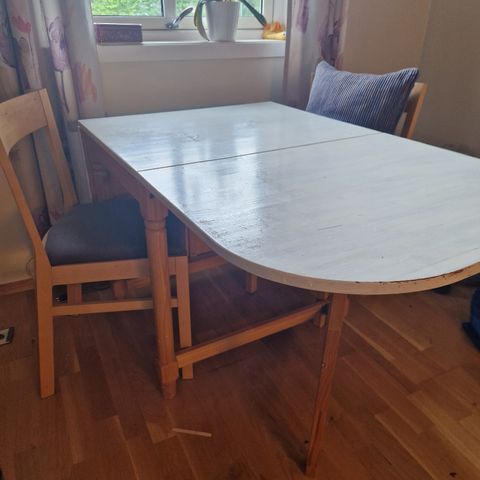 Kjøkkenbord  med 2 stoler gis bort