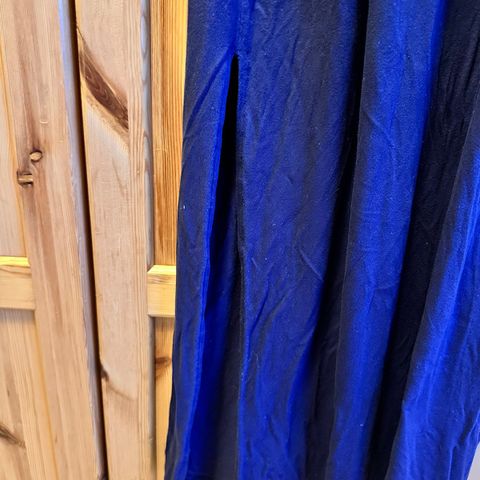Lang mørkeblå kjole i str xs, med splitt på siden