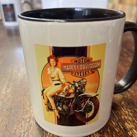 Kaffe Krus/Kopp Med Bilde Av Dame På Harley Davidson Motor Cycles