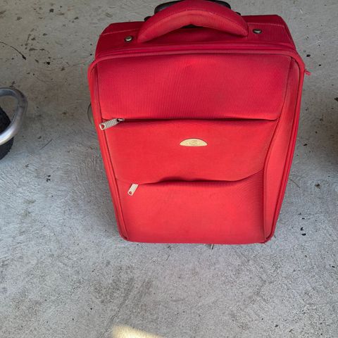 Rød koffert gis bort - reservert