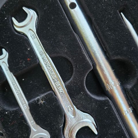 Mercedes Benz tool kit

140