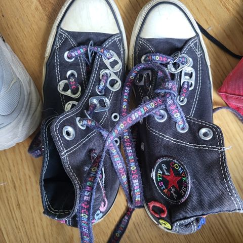 Converse svarte pride edition og vanlig røde godt brukt