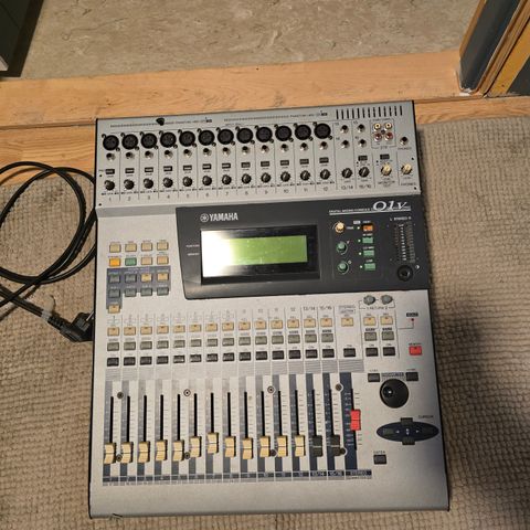 Yamaha 01V DIGITAL MIXER