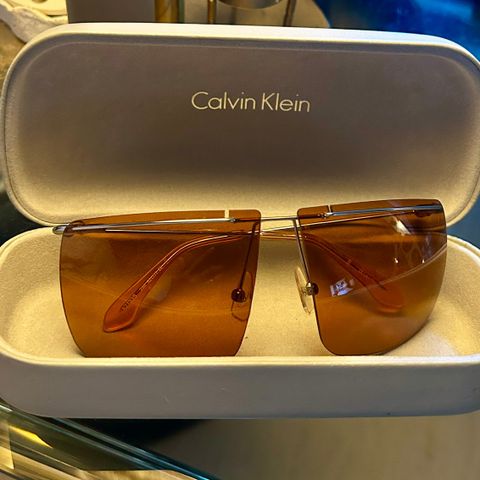 Calvin Klein . Solbriller .  Selges .