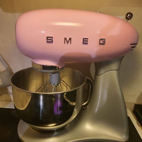 Rosa SMEG kjøkkenmaskin