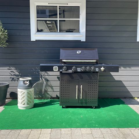 Gass grill med 3 brennere + sidebrenner selges