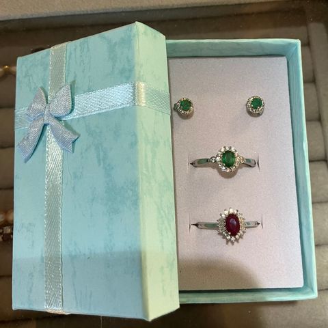 Nydelig smaragd øredobber, ring og rubin ring