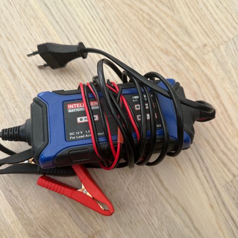 Lader til bilbatteri 12V 1,5A