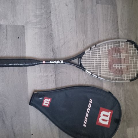 Selger 3 stk. squash racketter, 1 badminton og en tennis