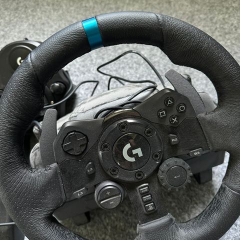 Logitech G923 og Driving Force Shifter