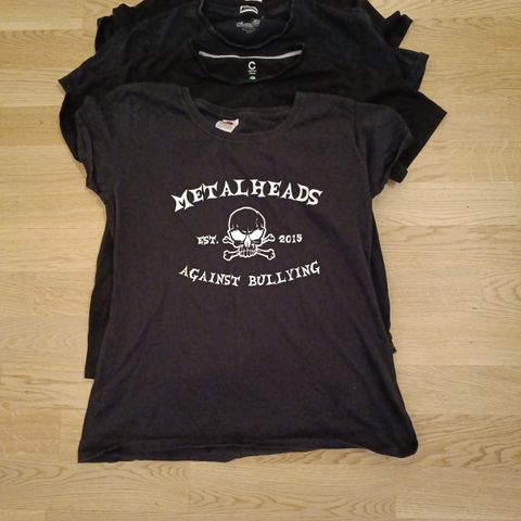 4 T-shirts i bomull, i strl. 158/164, kr. 40 for alle