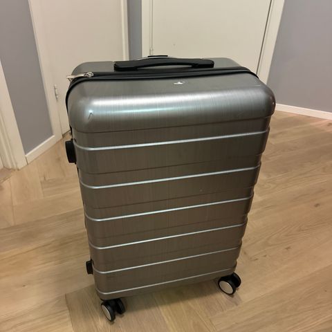 Koffert 60L selges. Brukt 1 gang.