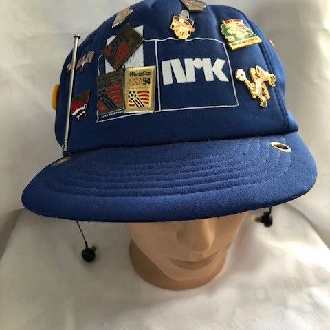 10 stk pins fra VM i fotball 1994, på NRK-cap med antenne og ørepropper