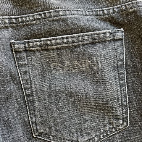 Ganni jeans str 30, nydelig svart vask