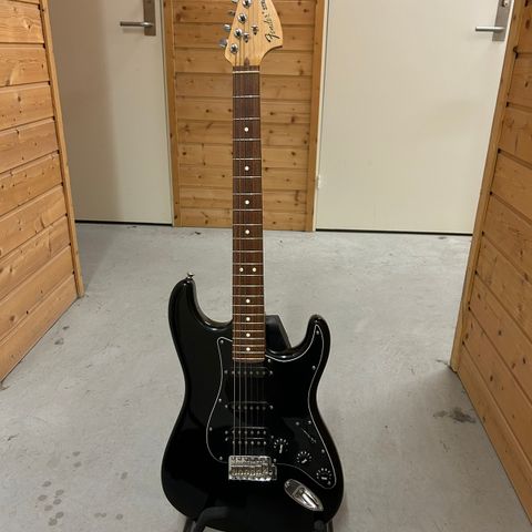 Fender stratocaster med div utstyr