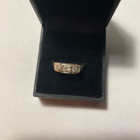 100 år gammel gullring med 3 håndslepne diamanter